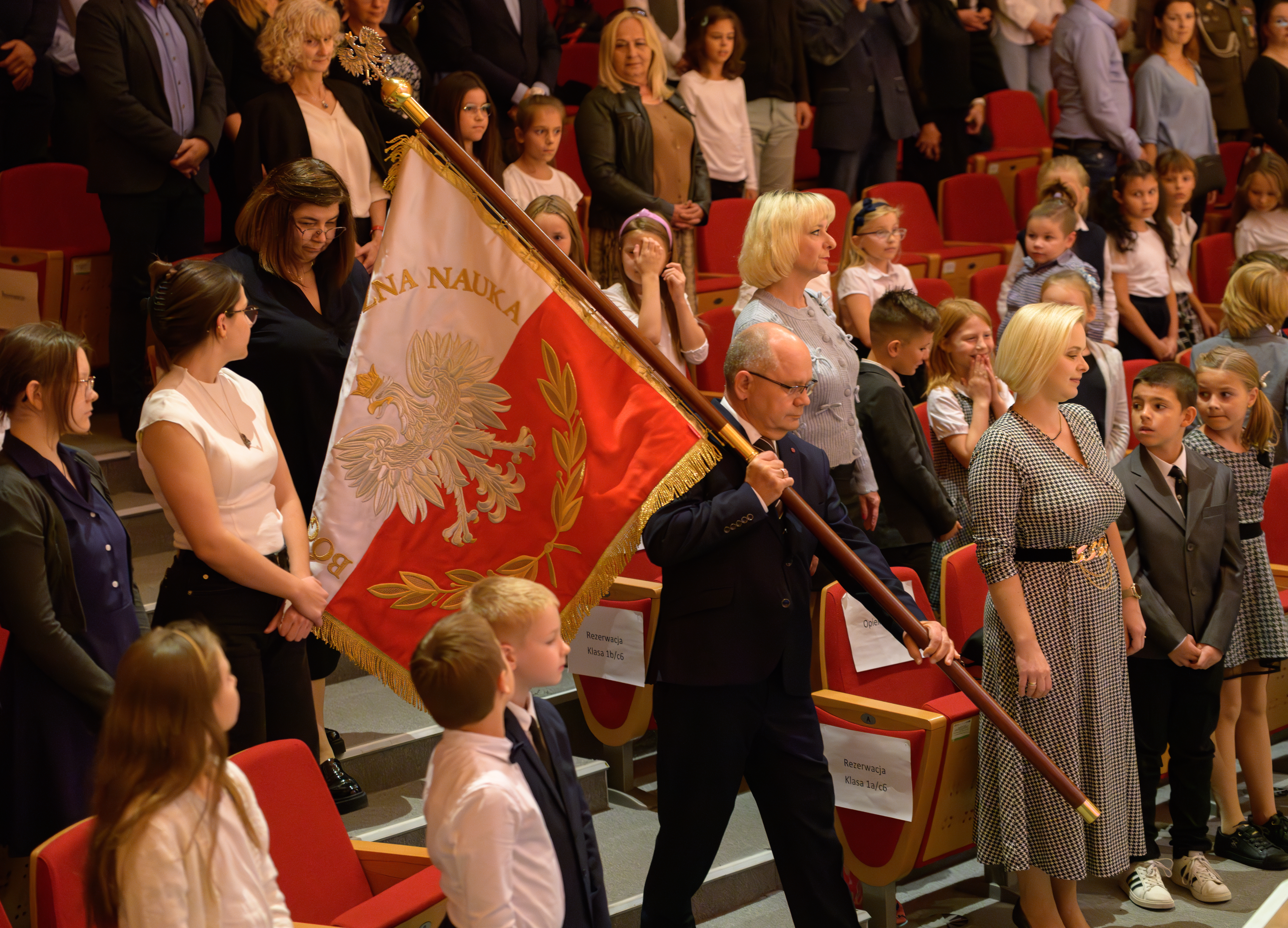 Wprowadzenie nowego Sztandaru Szkoły oraz Ślubowanie Klas Pierwszych 01.10.2024